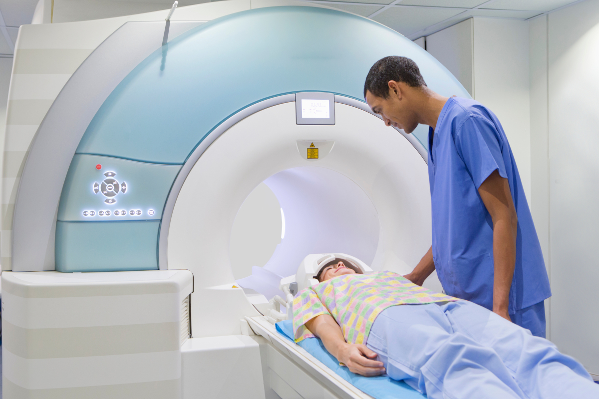 Un appareil d’imagerie par résonance magnétique fonctionnelle. Image shutterstock ID 1866109303.